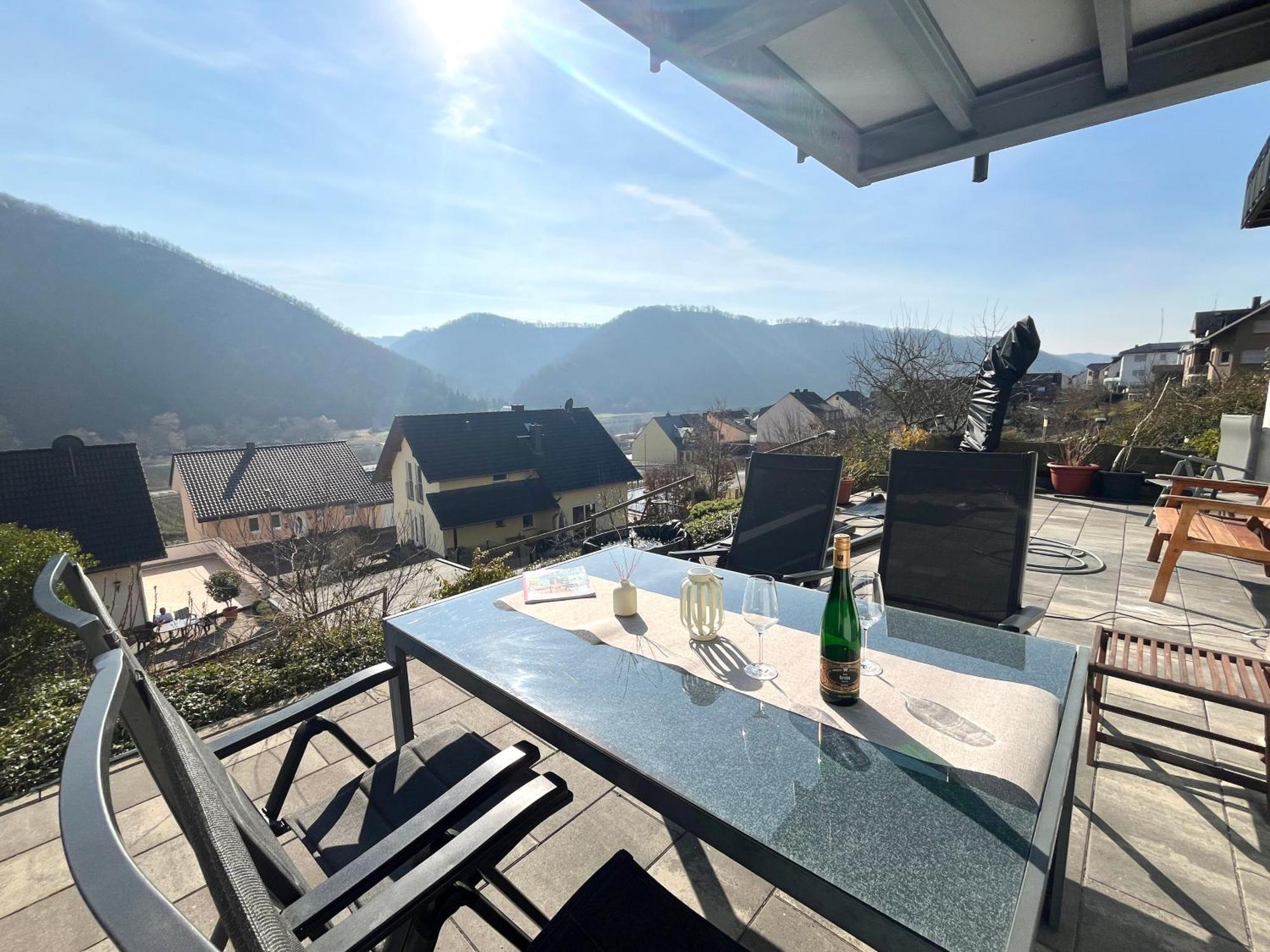 Sonnenterrasse, 1-4 Personen, 2 Schlafzimmer, Grosse Terrasse Mueden